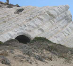 Kalkwand mit Höhle