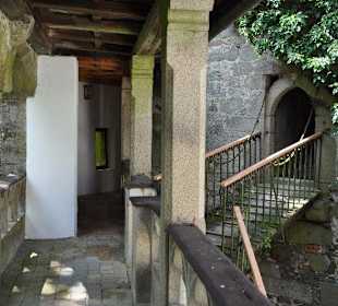 Der Eingang zum 45m hohen Turm