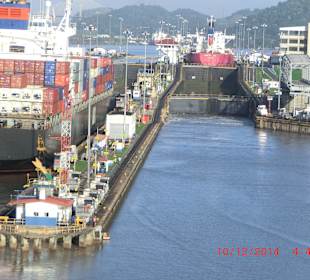 Einfahrt Panama Kanal es gibt 6 Schleusen