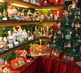 Bude mit Weihnachtsschmuck