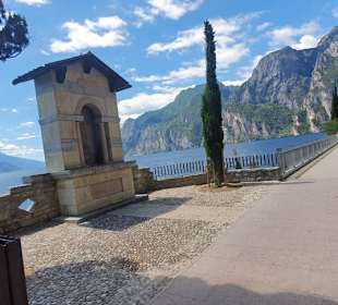 Vorbei an alten Gedächtnishallen