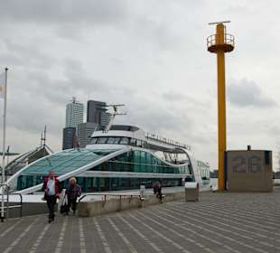 "Ausflugsdampfer Hafen"