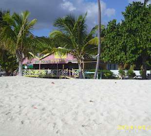 Strandbar an einem schönen Strand