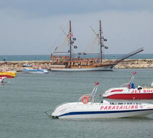 Kleiner Yachthafen in Strandnähe