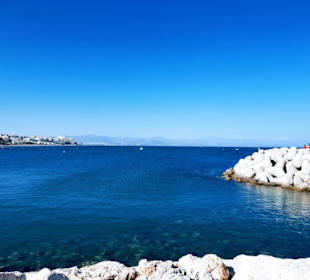 Blick vom Hafen aufs Meer