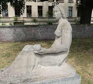 Die sitzende Elektra am Fürstenwall