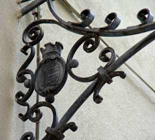 Aufhängungen an den Häusern