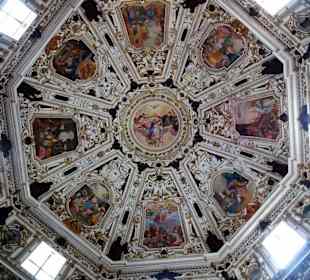 Blick in die Kuppel der Kirche