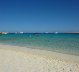Strand mit den Ausflugsbooten