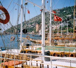 Ein Blick über die Boote und den Hafen Alanyas