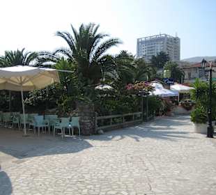 Großes Café-Restaurant am Hafen