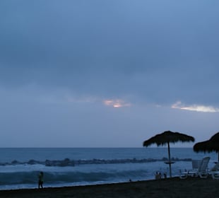 Romantyczna biała plaża El Deque