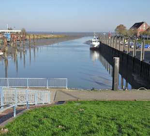 Blick vom Siel auf das Hafenbecken