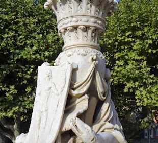 Die vier bekannten Kontinente an der Einfassung