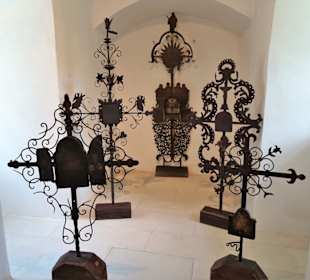 Grabkreuze auf der Burg Lauenstein