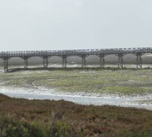 Über die Holzbrücke zur Halbinsel und zum Strand