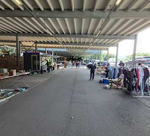 Trödelmarkt im Uni-Parkhaus in Saarbrücken