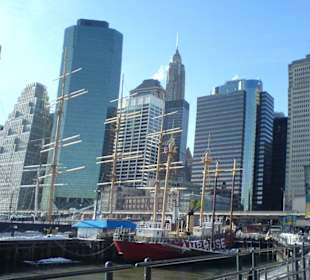 Segelschiff vor der Skyline am Pier 17