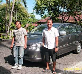 Rai und sein Fahrer vor unserem Hotel