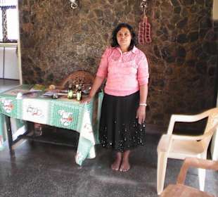 Frau mit göttlichen Händen