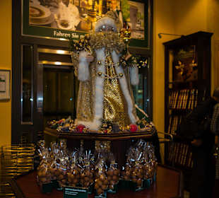 Deko und im Hintergrud der Aufzug