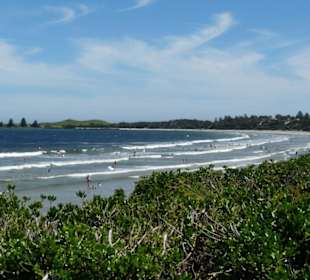 Viele Surfer am Strand