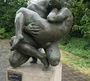 Das angeblich hockende Paar (Elbuferpromenade)