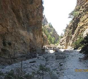 Der Wanderweg mit mehreren Brücken