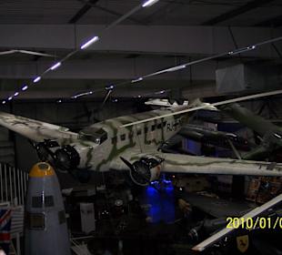 Flügzeug unter dem Dach