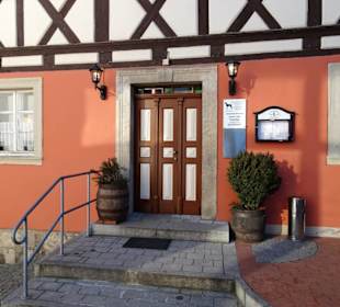 Eingang zur Hübner Bräu Braugaststätte