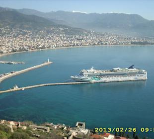 Hafen mit Kreuzfahrtschiff