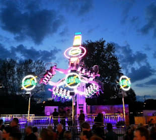 Fahrgeschäfte in der Nacht