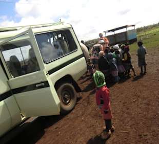 Stopp in einer Schule im Busch, 500 Kulis verteilt