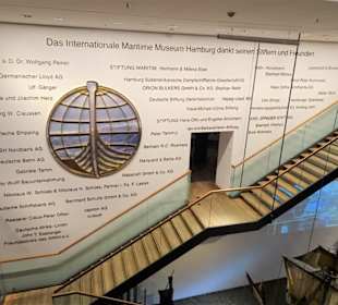 Liste der Sponsoren im Treppenhaus des Museums
