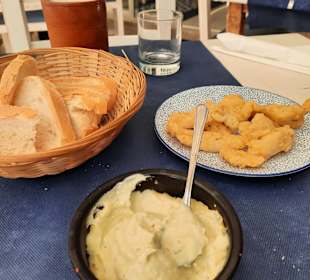 Gruß aus der Küche. Stockflecken, Brot und Aioli. 