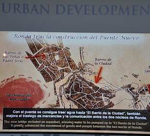 Puente Nuevo-Schautafel im Ausstellungsraum