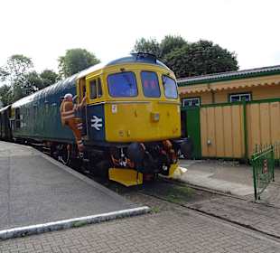 Alte Diesellok im Bahnhof von Alresford