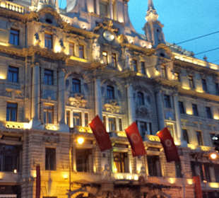 Ca. 250m vom Hotel Novotel Budapest Centrum Kaffeehaus mit G