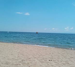 Strand direkt vorm Hotel