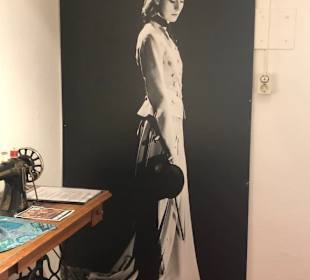 Anna Karenina-Poster 1935 und die alte Nähmaschine