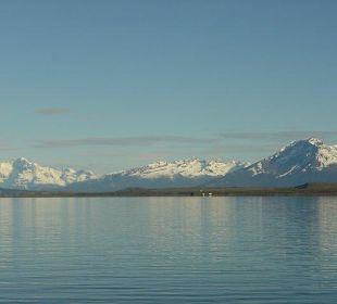 Lago y montañas