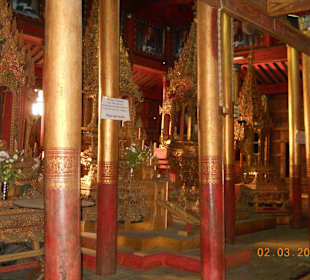 Schön verzierte Teakholzpfähle