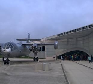 Direkt nebenan das Dornier-Museum