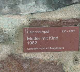 Bronzeplastik Mutter mit Kind von Heinrich Apel