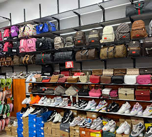 Tolle Schuhe und Taschen auf 2Etagen