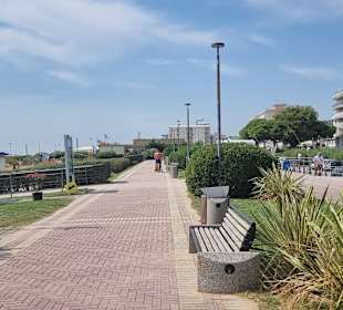 Für Fußgänger daneben Radfahrer