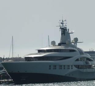 Mega-Yacht