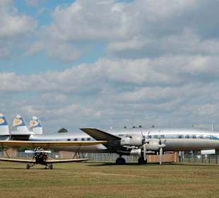 Super-Constellation an der Zufahrt zum Museum