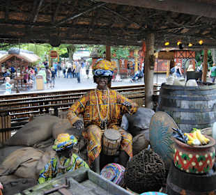 Декорации на территории парка