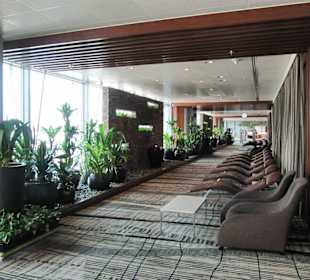 Ruhezone mit Relaxliegen im Terminal 3